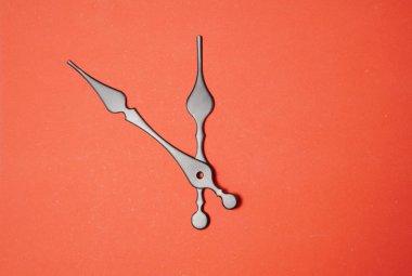 elleri ile saat yüz. sayılar olmadan. 23-55. 5-12 arası. kırmızı kağıt arka plan üzerinde izole. Yeni Yılınız Kutlu Olsun. 