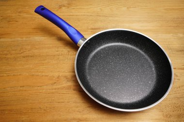 ahşap masa boş yeni tava.