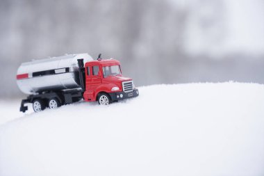  Oyuncak tank kamyon karda kış orman arka plan üzerinde. 