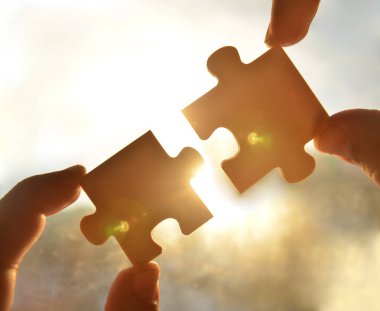 elleriyle günbatımı arka plan ile adet bulmaca. 