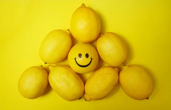 Los Limones Forma Del Triángulo Bola Con Sonrisa Fondo Papel — Foto de Stock