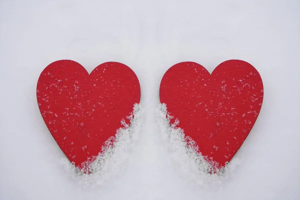 Красные Деревянные Сердца Белом Снегу — стоковое фото