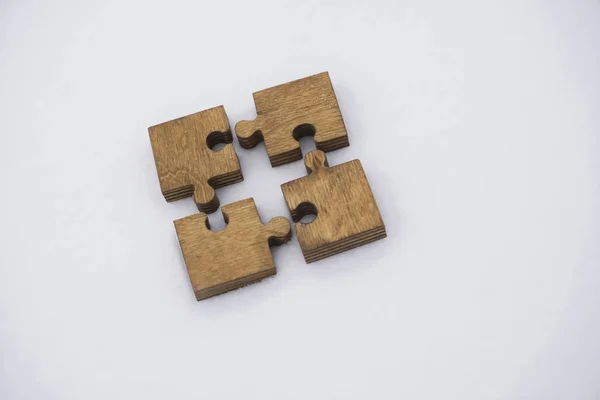 Puzzleteile Aus Holz Auf Weißem Hintergrund Konzept Des Verbindungsmenschen — Stockfoto