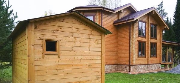 Büyüleyici yeni ev dış, doğal ahşap ve kahverengi siding. Modern bina ahşap plakalar ve yeşil çim duvar