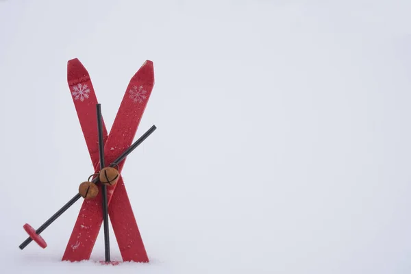 Gamla Träskidor Och Gamla Skidstavar Står Snön Tom Kopia Utrymme — Stockfoto