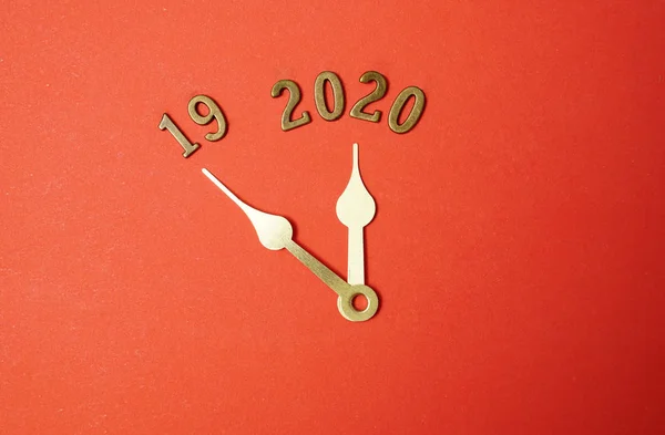 Yeni yıl 2020 ve ahşap saat yüzündeki 2019. 2019 sonu. Mutlu yıllar 2020. tatil zamanı arka plan. E