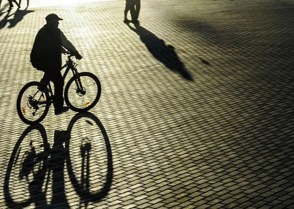 Escena Urbana Siluetas Personas Montar Bicicleta Caminar Calle Peatonal Luz — Foto de Stock