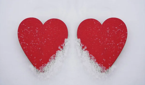 Красные Деревянные Сердца Белом Снегу — стоковое фото