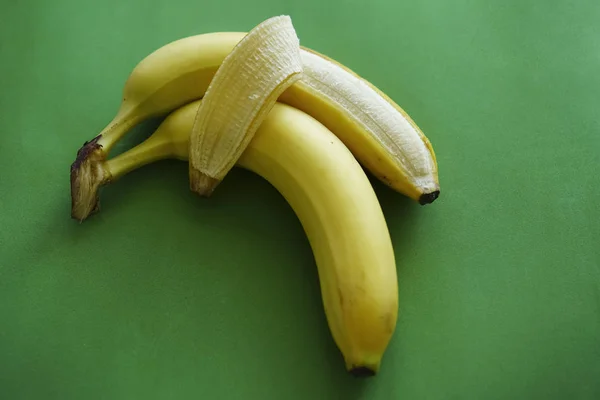 Dwa Banany Białym Tle Zielonym Tle Miłości Czułości Znak Symbol — Zdjęcie stockowe