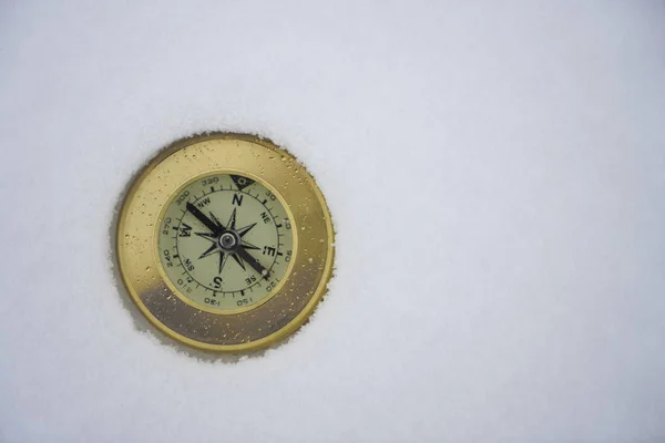 Złoty Kompas Śniegu Widok Góry Puste Miejsce Napis — Zdjęcie stockowe