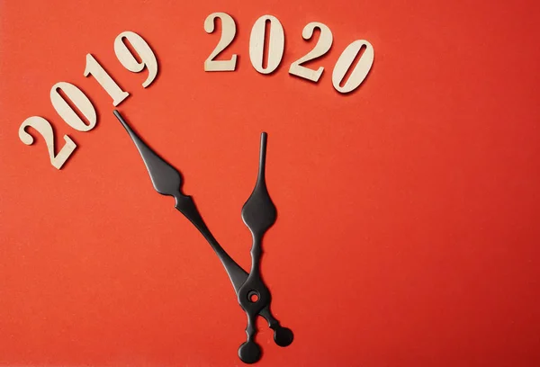 Νέο Έτος 2020 Και 2019 Στο Ξύλινο Ρολόι Πρόσωπο Τέλος — Φωτογραφία Αρχείου