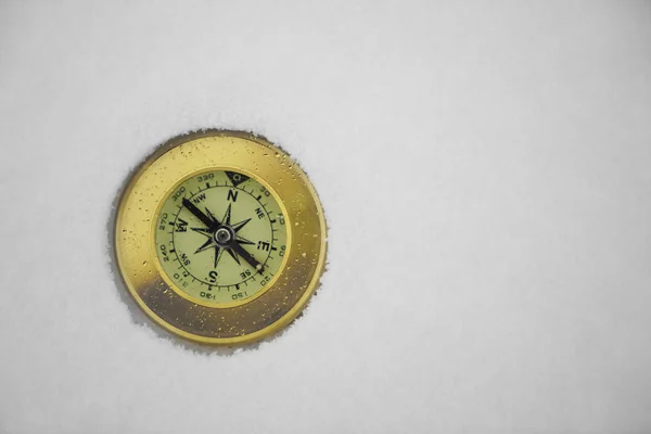 雪上的金色指南针 顶部视图 空白的题字复制空间 — 图库照片