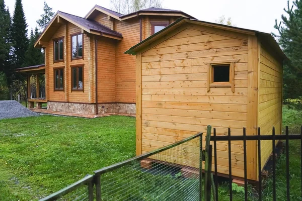 Charmant Nieuw Huis Exterieur Natuurlijk Hout Bruin Gevelbeplating Muur Van — Stockfoto