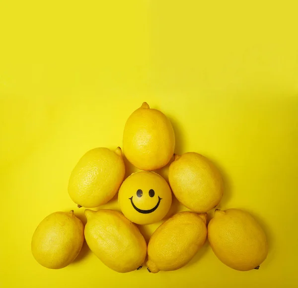 Los Limones Forma Del Triángulo Bola Con Sonrisa Fondo Papel — Foto de Stock