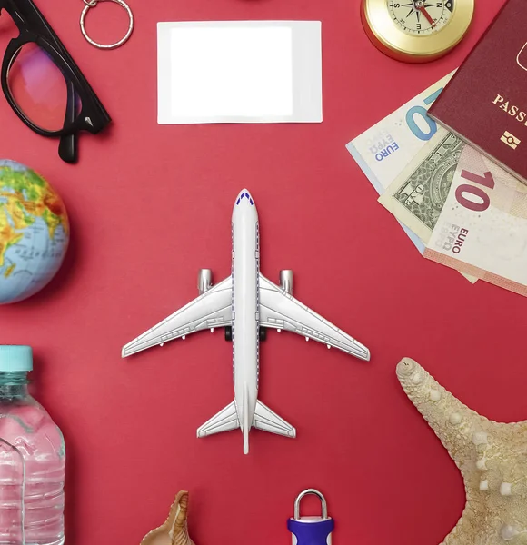 Conjunto Objetos Para Viajar Isolado Fundo Papel Vermelho — Fotografia de Stock