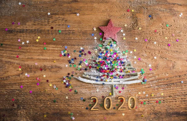 Πολλά Ξηρά Μπαστούνια Σχηματίζοντας Χριστουγεννιάτικο Δέντρο Πολλά Πολύχρωμα Αστέρια Παλιό — Φωτογραφία Αρχείου