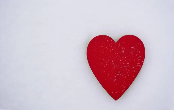Красное Деревянное Сердце Белом Искусственном Снегу Снежинками — стоковое фото