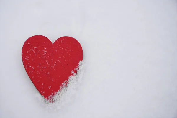 Corazón Madera Roja Sobre Nieve Artificial Blanca Con Copos Nieve —  Fotos de Stock