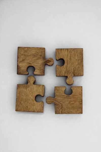 Cztery Drewniane Puzzle Kawałki Białym Tle Koncepcja Połączenia Ludzi — Zdjęcie stockowe