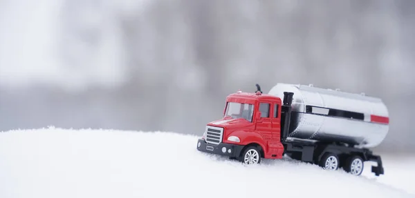 Camión Tanque Juguete Nieve Fondo Del Bosque Invierno — Foto de Stock