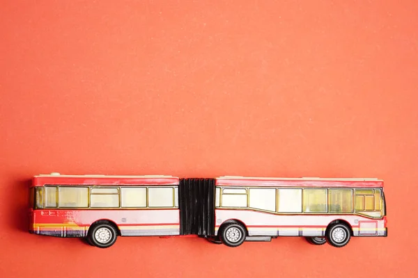 Modell Játék Hosszú Piros Busz Piros Háttér Üres Másolat Adható — Stock Fotó