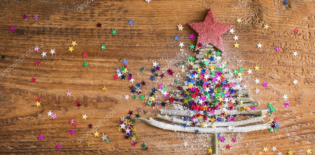 muchos palos secos que forman el árbol de Navidad con muchas estrellas
