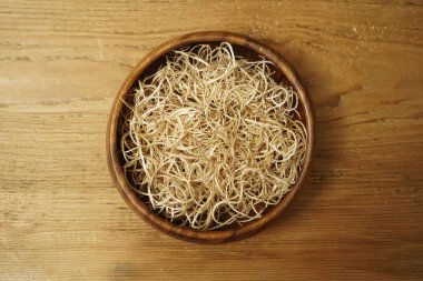 ahşap tabak ahşap masa arka plan üzerinde talaş ile tam plaka. üstten görünüm. 