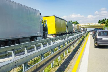 Berlin, Almanya - 13 Temmuz 2018: Karayolu Trafiği. karayolu üzerinde motor Trafik. Berlin yakınlarındaki karayolu üzerinde trafik sıkışıklığı. 