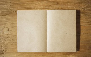 Beyaz ahşap masa arka plan, üst görünüm üzerinde açık kahverengi dizüstü bilgisayar. zanaat kağıt. yazıt için boş kopyalama alanı. 