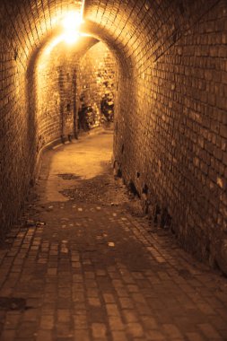 Tuğla Tüneli. Tuğlaeski geçit ile kaplı koyu uzun koridor
