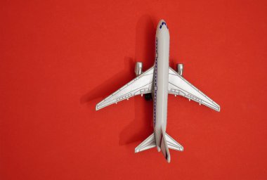 metal oyuncak - kırmızı Kağıt arka plan uçakta. seyahat ve ulaşım fikir.