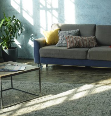 Karşı pencere renkli yastıklar ile klasik zarif, koltuk. zevkli oturma odası