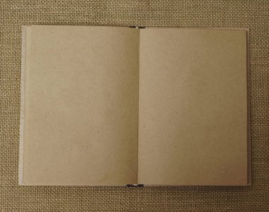 açık kitap veya Notebook, çuval bezi arka plan üzerinde. zanaat kağıt. 