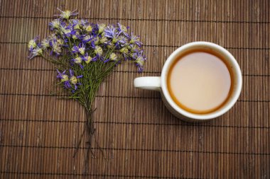 mavi çiçek, buket tamboo tablo arka plan üzerinde bitki çayı kuru. Kopya alanı ile üstten görünüm