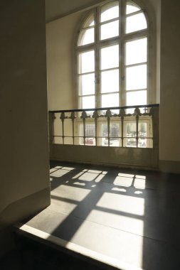 Berlin Hulboldt Universitat çatısında oval pencere çerçevesi, Almanya. 