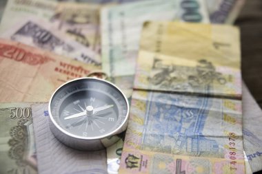 farklı devletlerin arka plan para kağıt faturaları üzerinde pusula