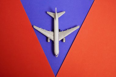metal oyuncak - kırmızı ve mavi Kağıt arka plan uçakta. seyahat ve ulaşım fikir.