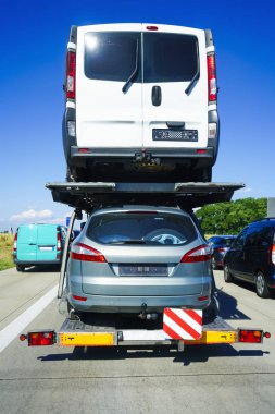 Berlin, Almanya - 14 Temmuz 2018: Araba transporter bakım arabalar. Ulaşım özel kamyon araba. Çok katmanlı ulaşım araçları için özel römork. 