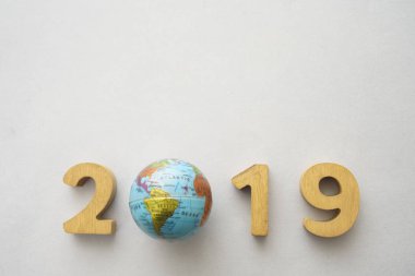 mutlu yeni yıl 2019 yuvarlak küre haritası beyaz arka plan izole ile. Yazıt veya nesneler için boş kopyalama alanı.