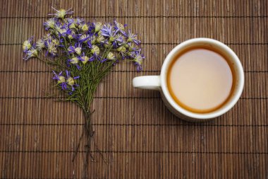 mavi çiçek, buket tamboo tablo arka plan üzerinde bitki çayı kuru. Kopya alanı ile üstten görünüm