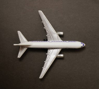 koyu renk arka plan kopya alanı ile gri modeli uçakta. düz yatıyordu tasarım 