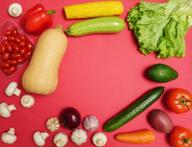 Kırmızı bir masa arka plan üzerinde yaz taze sebze. metin için yer.