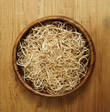 ahşap tabak ahşap masa arka plan üzerinde talaş ile tam plaka. üstten görünüm. 