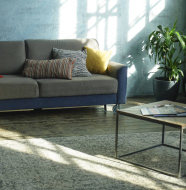 Karşı pencere renkli yastıklar ile klasik zarif, koltuk. zevkli oturma odası