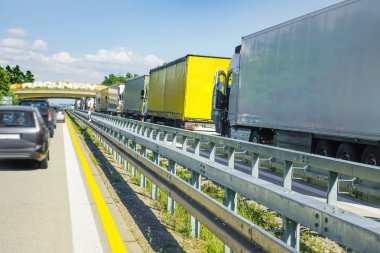 Berlin, Almanya - 13 Temmuz 2018: Karayolu Trafiği. karayolu üzerinde motor Trafik. Berlin yakınlarındaki karayolu üzerinde trafik sıkışıklığı. 