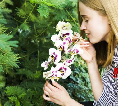 Mor orkide çiçek kokulu genç güzel kadın