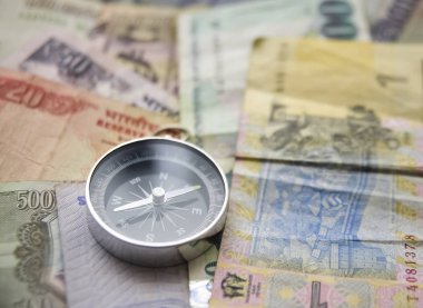 farklı devletlerin arka plan para kağıt faturaları üzerinde pusula