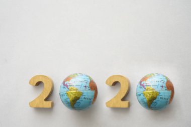 mutlu yeni yıl 2020 yuvarlak küreler beyaz arka plan izole ile. Yazıt veya nesneler için boş kopyalama alanı.