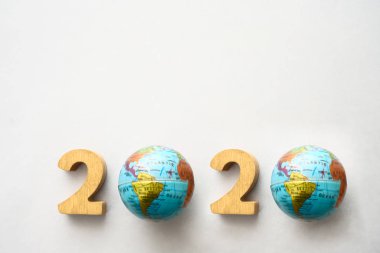 mutlu yeni yıl 2020 yuvarlak küreler beyaz arka plan izole ile. Yazıt veya nesneler için boş kopyalama alanı.