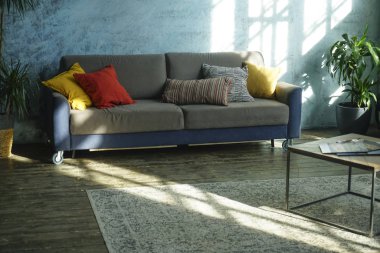 Karşı pencere renkli yastıklar ile klasik zarif, koltuk. 